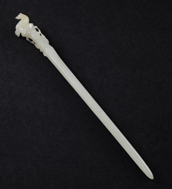 A Chinese pale celadon jade hair pin, 18th / 19th century, 17.7cm